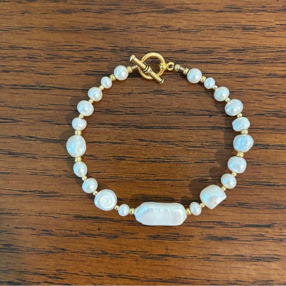 Elegant Gold and White Pearl Bracelet